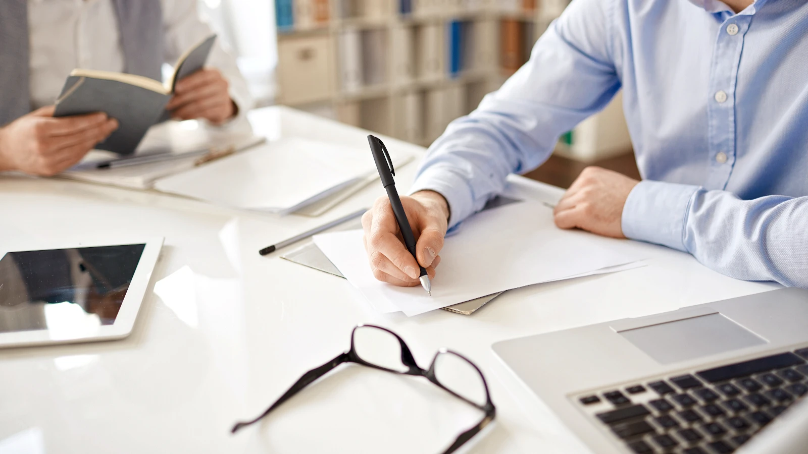Kontakt aufnehmen zur Contrag Consulting + Treuhand AG